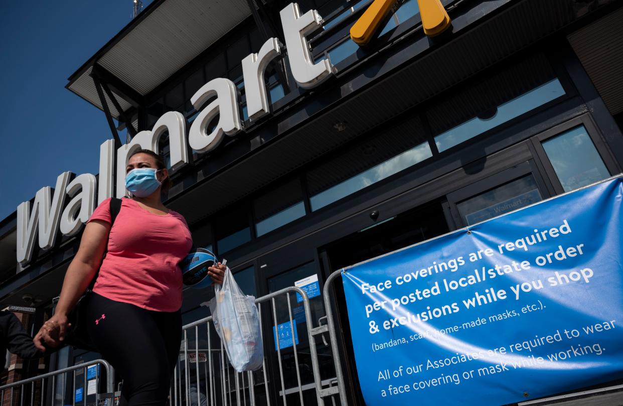 Una mujer usando máscara a la entrada de un centro comercial de Walmart en Washington, DC, el 15 de julio de 2020.  Foto: ANDREW CABALLERO-REYNOLDS / AFP).