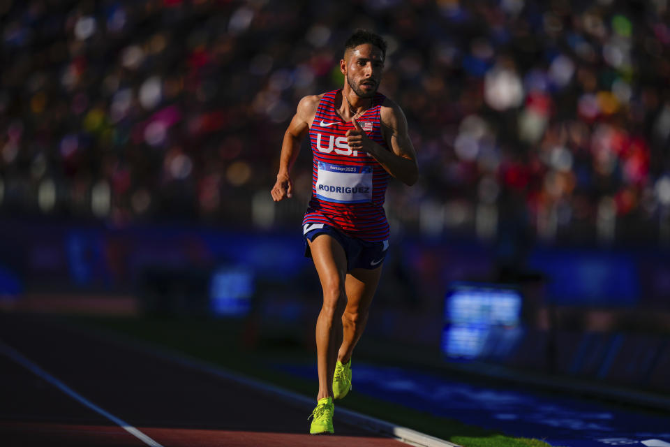 El estadounidense Isai Rodríguez rumbo a la victoria en la final de los 10.000 metros del atletismo de los Juegos Panamericanos en Santiago, Chile, el viernes 1 de noviembre de 2023. (AP Foto/Natacha Pisarenko)