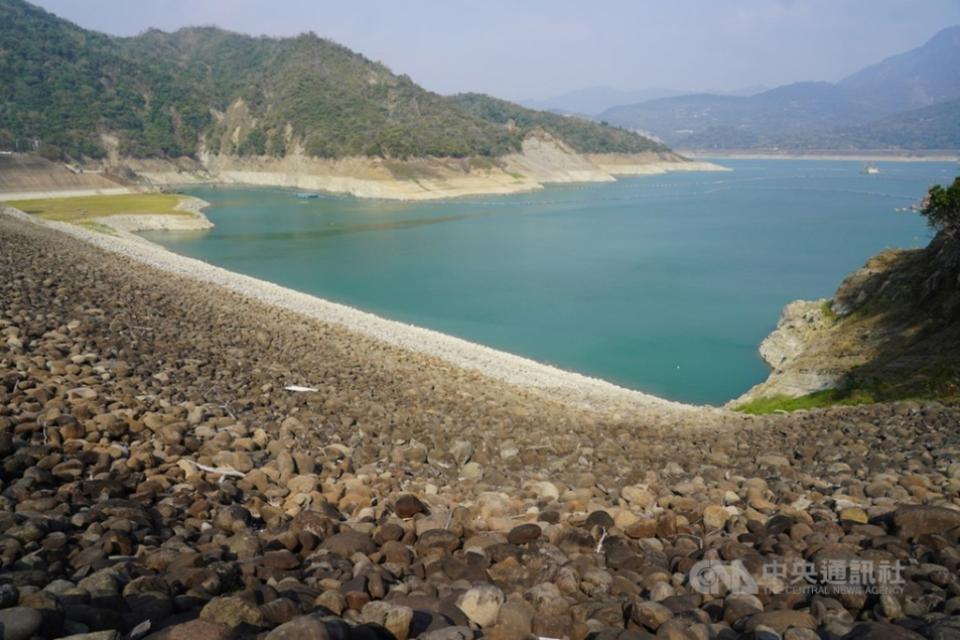 台南水情嚴峻，南化水庫蓄水率跌破4成，曾文水庫及烏山頭水庫蓄水總量僅剩1億公噸。圖為曾文水庫。（檔案照）