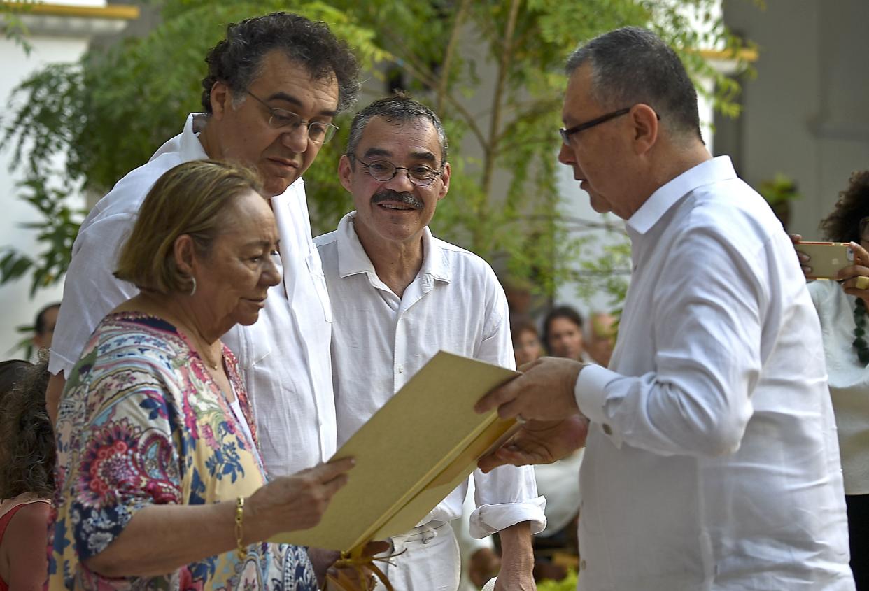 Mercedes Barcha, viuda de Gabriel García Márquez y sus hijos  Rodrigo y Gonzalo en la ceremonia que se llevó a cabo en el monasterio de La Merced en Cartagena, Colombia,  donde fueron depositadas las cenizas del laureado escritor. | Foto Archivo:  LUIS ACOSTA/AFP via Getty Images