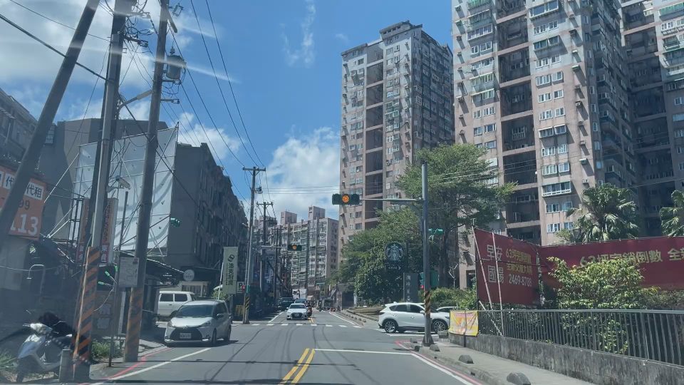 新豐街路窄車多，交通難解是市府的痛。(記者王慕慈攝)