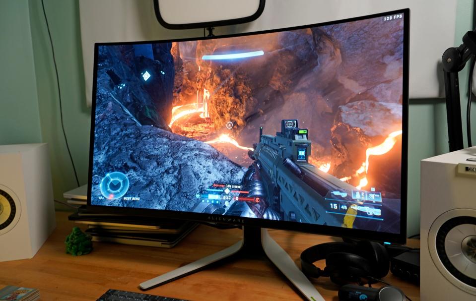 Monitor de juegos Alienware 32 4K QD-OLED que reproduce Halo Infinite