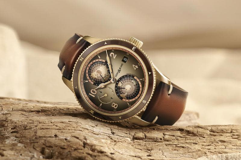 萬寶龍今年推出的全新1858 Geosphere腕錶戈壁沙漠限量錶，42mm青銅合金錶殼，裝載MB 29.25自動上鏈機芯，具備雙地球的世界時間顯示，以及9點鐘位置的第二地時間顯示，防水規格10巴，限量1858只，建議售價約NT$205,800。