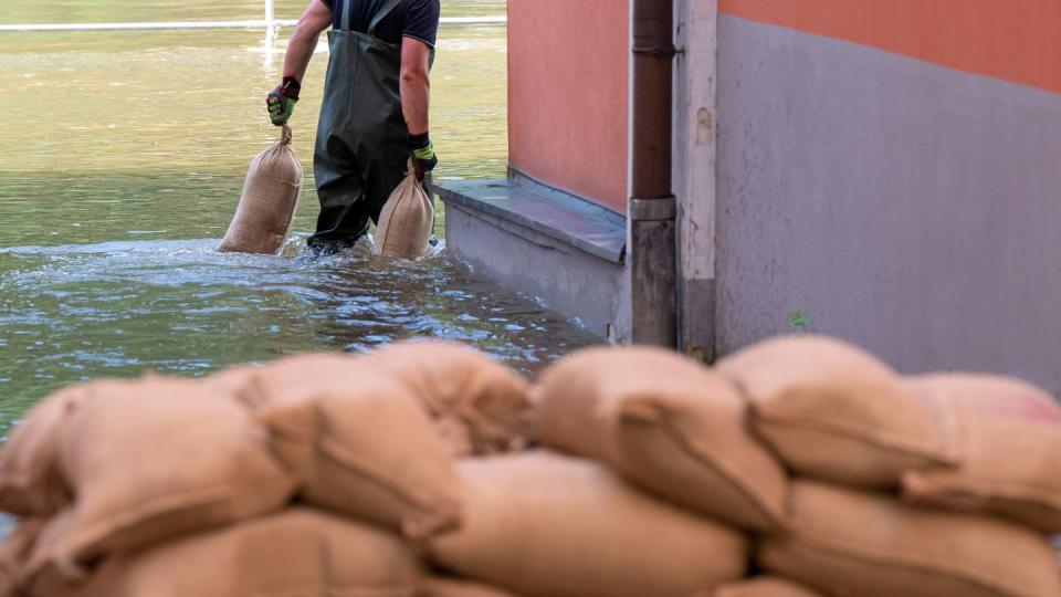 Wer als direkt Betroffener wegen Hochwasserschäden daran gehindert ist, zur Arbeit zu kommen, muss für wenige Tage bezahlt freigestellt werden. (Bild: dpa)