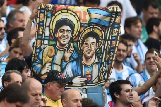 阿根廷兩代球王，馬勒當拿與美斯，經常拿來比較。其實在阿根廷人心目中，兩者已達神級。