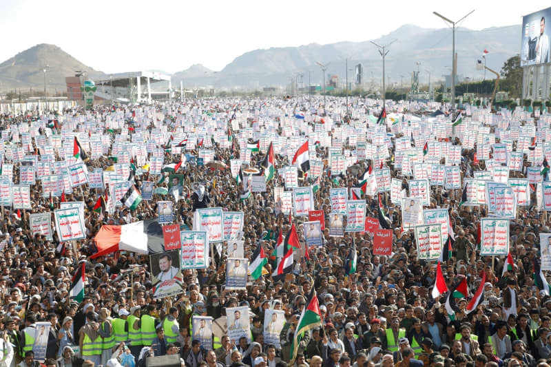 Supporters of the Iran-backed Houthi militia take part in a demonstration against the USA and Israel and solidarity with Palestinians people at Gaza Strip, amid growing tensions between the USA and the Houthis following the latter's several operations in the Red Sea. Osamah Yahya/dpa