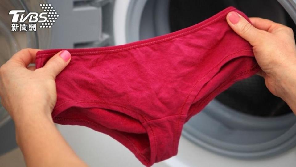 原PO表示，媽媽嫌用洗衣機洗衣水費很貴，於是全家的衣服都是媽媽手洗的。（示意圖／Shutterstock達志影像）