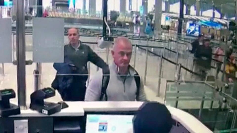 Michael Taylor (M) 2019 bei der Passkontrolle am Flughafen Istanbul (Bild aus dem Video einer Sicherheitskamera).