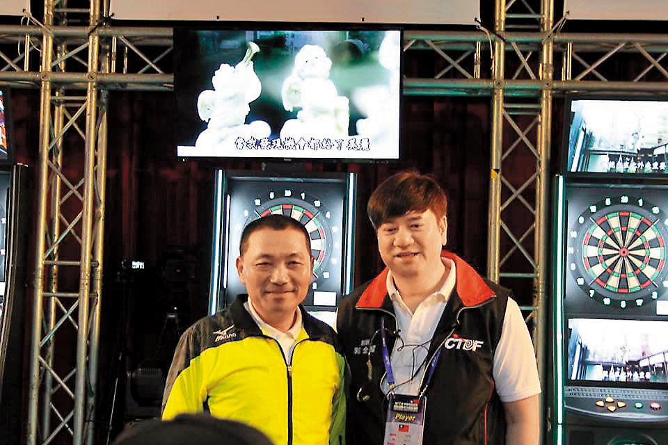 中華民國競技飛鏢總會創辦人郭金耀（右）與新北市副市長侯友宜（左），在該會舉辦的賽事中合影。（翻攝自CTDF臉書）