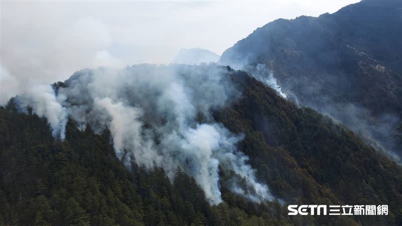 因登山客用火不慎，打翻瓦斯爐，進而導致玉山森林大火，至今仍在燒。（圖／林務局嘉義林區管理處提供）