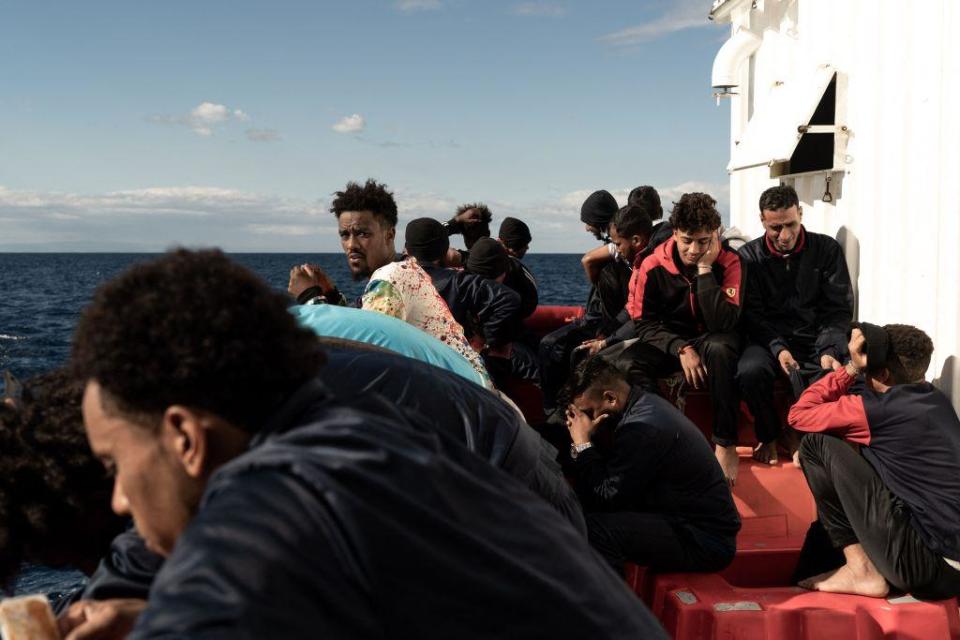 Un grupo de migrantes africanos tras ser rescatados del mar por las autoridades italianas.