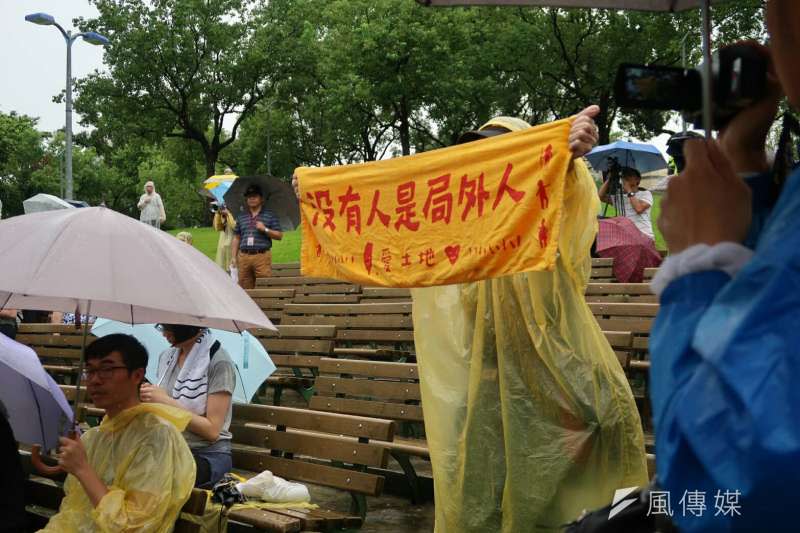 2017-10-15-副總統陳建仁15日出席《貧窮人的台北》植樹儀式，台下民眾高舉「沒有人是局外人」標語。（朱冠諭攝）