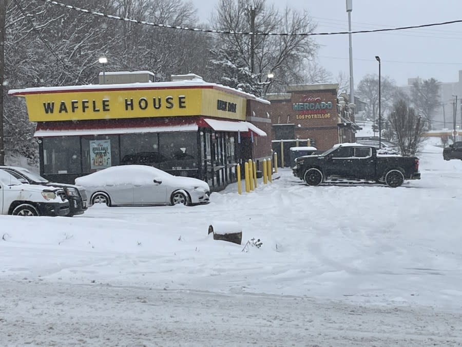 Snow at South Nashville Waffle House (Courtesy: Mark Kelly)