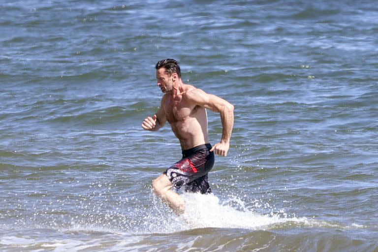 Hugh Jackman se toma un descanso obligado y exhibe su escultural figura en los Hamptons, al sur de Nueva York