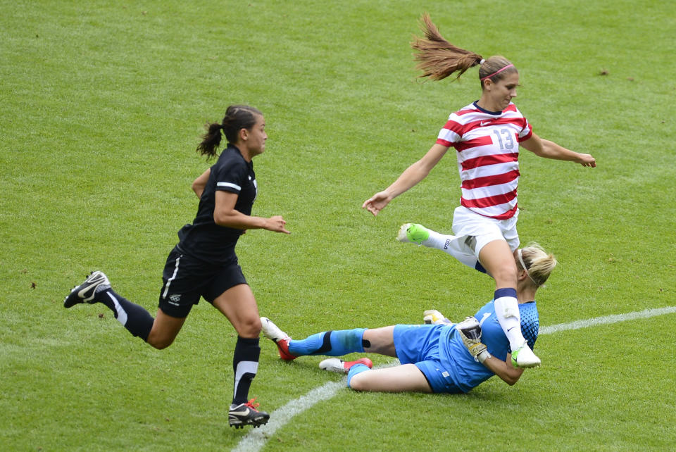 La gardienne néo-zélandaise, Jenny Bindon, sortie de sa surface de réparation, prend un sacré tampon de la part de la joueuse US, Alex Morgan.