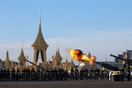 Thai royal guards salute during a funeral rehearsal for late Thailand's King Bhumibol Adulyadej near the Grand Palace in Bangkok, Thailand October 21, 2017. REUTERS/Athit Perawongmetha