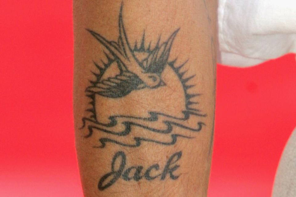 ... unter anderem dieses Jack-Tattoo - nicht (nur) eine Hommage an seine "Fluch der Karibik"-Paraderolle Jack Sparrow, sondern vor allem auch an seinen Sohn John "Jack" Christopher Depp III. (Bild: Chris Jackson/Getty Images)