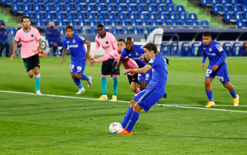 Jaime Mata anota de penal el gol del triunfo del Getafe sobre el FC Barcelona, en el partido por la Liga española de fútbol, en el Coliseum Alfonso Pérez, en Getafe, España