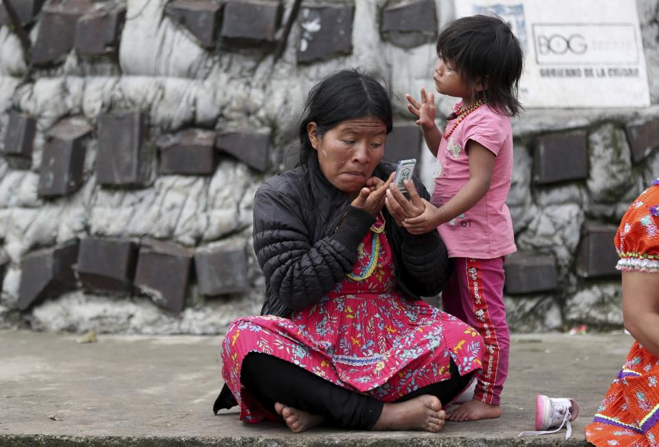 Se estima que <strong>2 de cada 3 mujeres Emberá Chamí</strong>, uno de los 102 pueblos indígenas en Colombia, <strong>han sido víctimas de la mutilación genital femenina,</strong> procedimiento invasivo que extirpa los genitales externos de las niñas sin una causa médica. La Organización Regional Indígena del Valle del Cauca, dirigida por <strong>Arelis Cortés</strong>, trabaja por el empoderamiento de las mujeres indígenas y por la abolición de la práctica de la ablación. (AP Photo/Fernando Vergara).