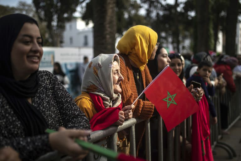 Los hinchas celebran durante un desfile de bienvenida de la selección de fútbol de Marruecos en el centro de Rabat, Marruecos, el martes 20 de diciembre de 2022. 