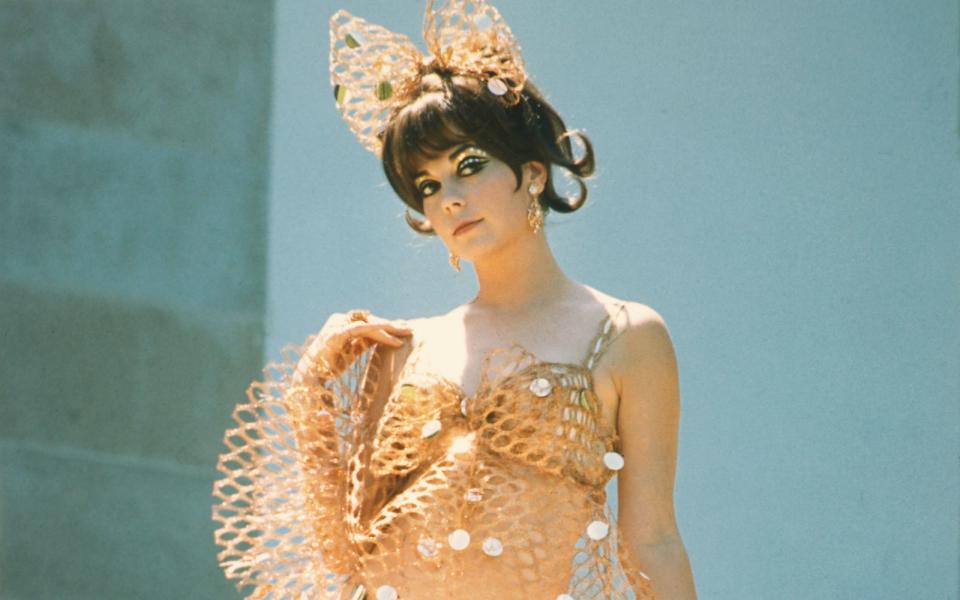 Star aus "... denn sie wissen nicht, was sie tun" und "West Side Story": Schauspielerin Natalie Wood in einem goldenen Bikini 1965. (Bild: Silver Screen Collection/Getty Images)