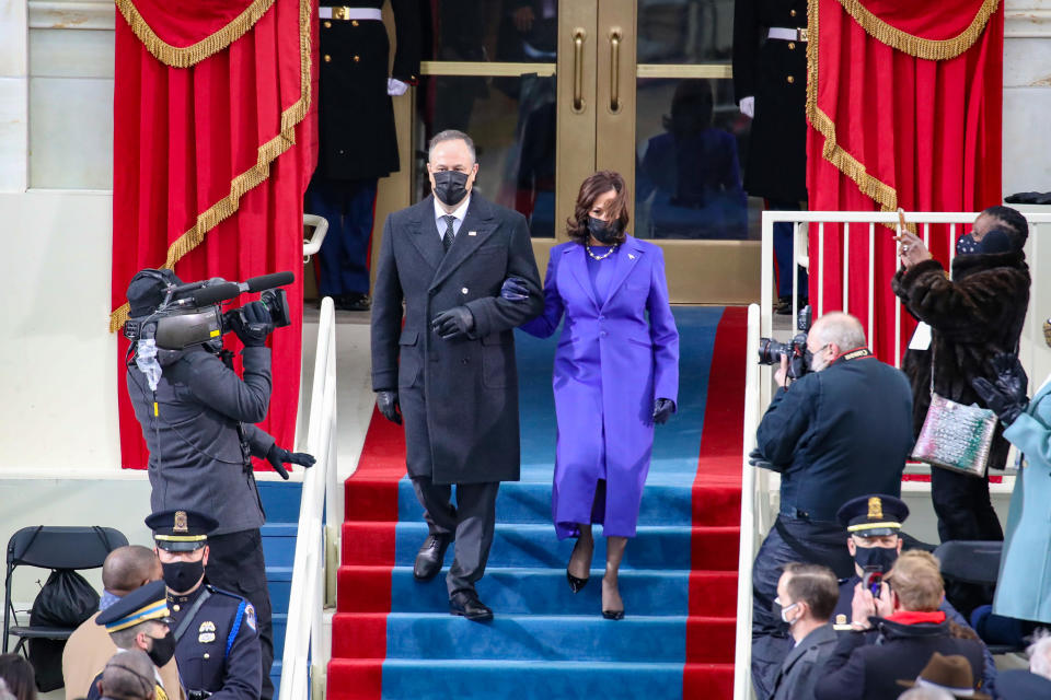 Kamala Harris entró con su marido Dough Emhoff a la ceremonia de toma de posesión de 2021, en la que el asumió la vicepresidencia. (Getty Images)