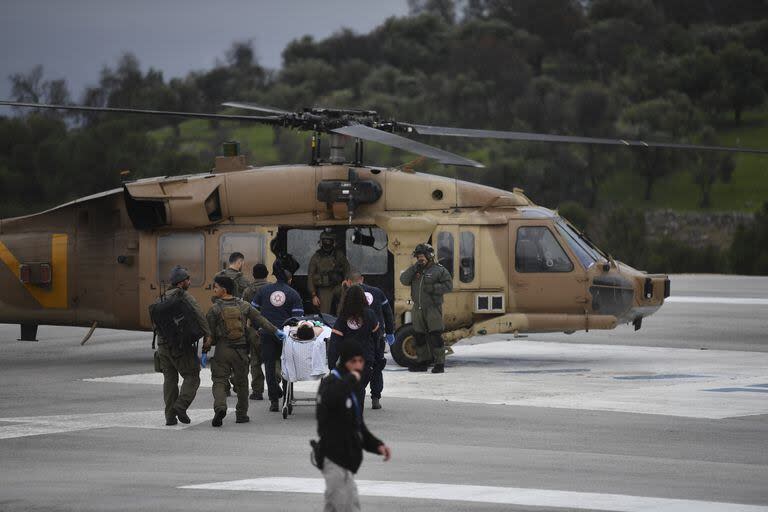 Un equipo médico israelí evacua a una persona herida por un cohete disparado desde Líbano en el hospital Ziv en Safed, en el norte de Israel, el miércoles 14 de febrero de 2024. 