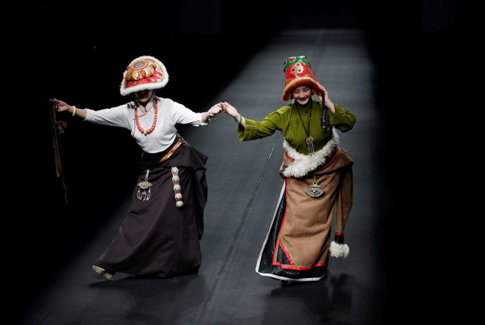 <p>Models präsentieren Entwürfe des tibetischen Designers AJ-Namo während der China Fashion Week in Beijing. (Bild: Jason Lee/Reuters) </p>