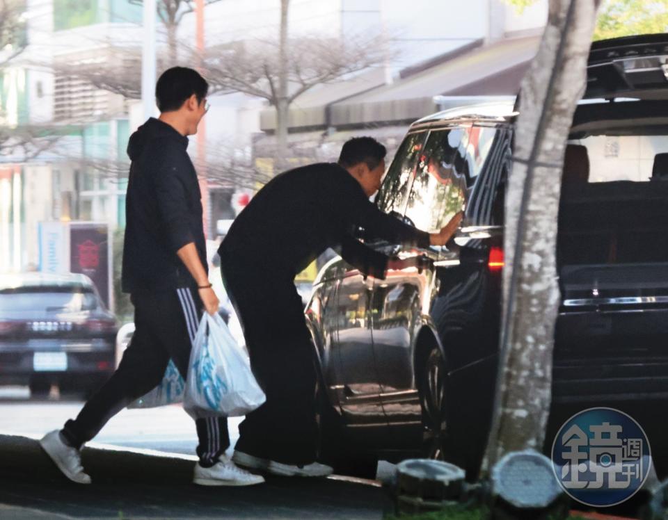 16：59，汪小菲還沒上車就在窗戶前熱情跟車內的人說話