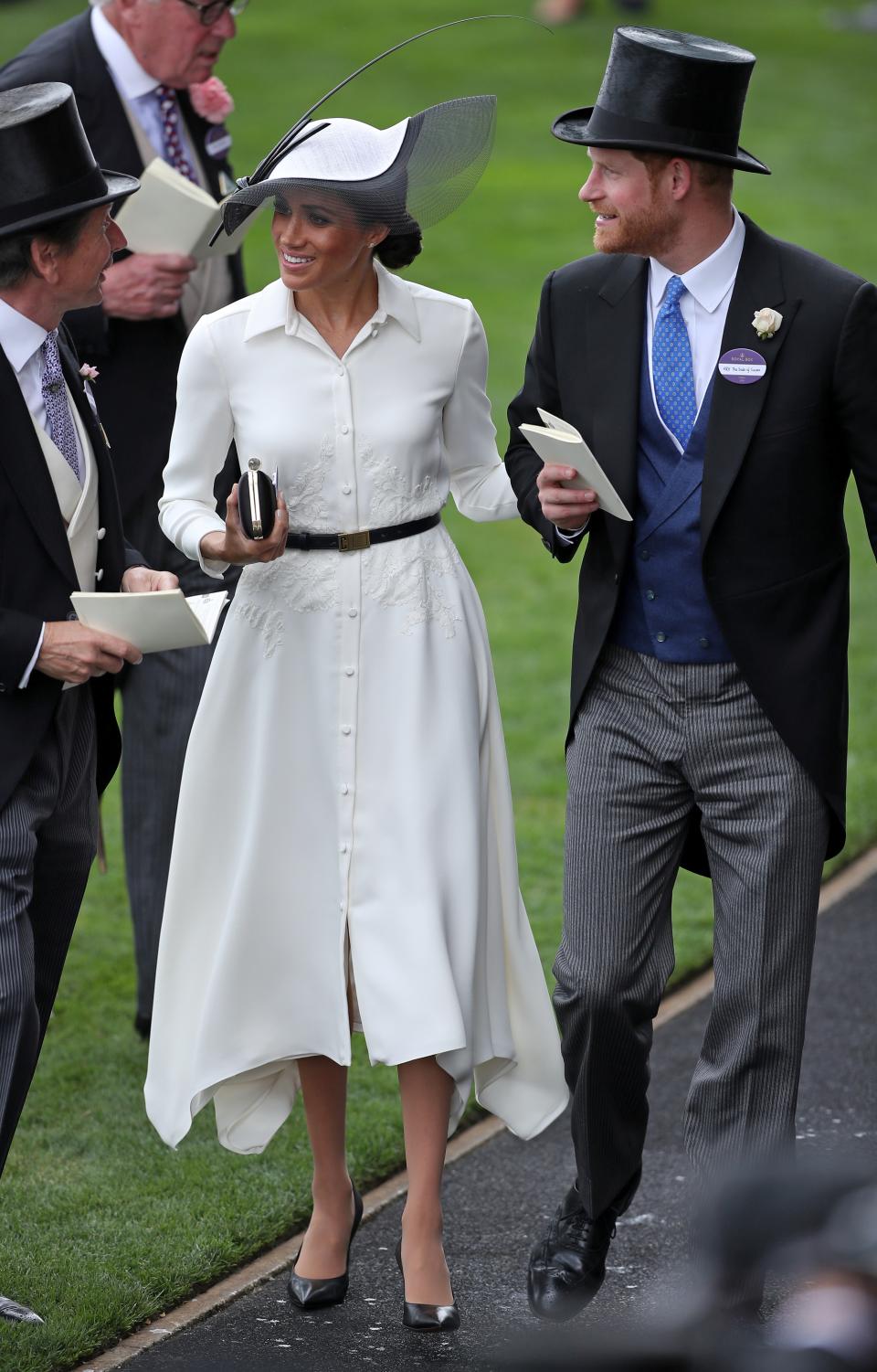 <p>Einen Monat nach ihrer Hochzeit feierten Harry und Meghan am 19. Juni 2018 endlich ihr Royal-Ascot-Debüt. Zu diesem Anlass trug Meghan ihren dritten Givenchy-Look mit einem monochromen Hut von Philip Treacy. <em>: [Bild: Getty]</em> </p>