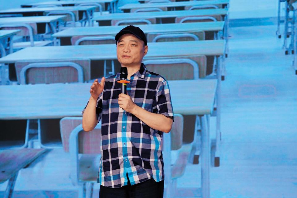 央視主持人崔永元在微博揭發范冰冰不但難搞，而且片酬還有陰陽合約，讓官方打算辦范冰冰辦得徹底。（東方IC）