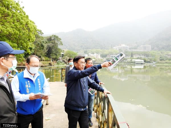 南投縣府規劃打造鯉魚潭光影夜遊勝景，縣長林明溱實地會勘全力促成。（記者蔡榮宗攝）