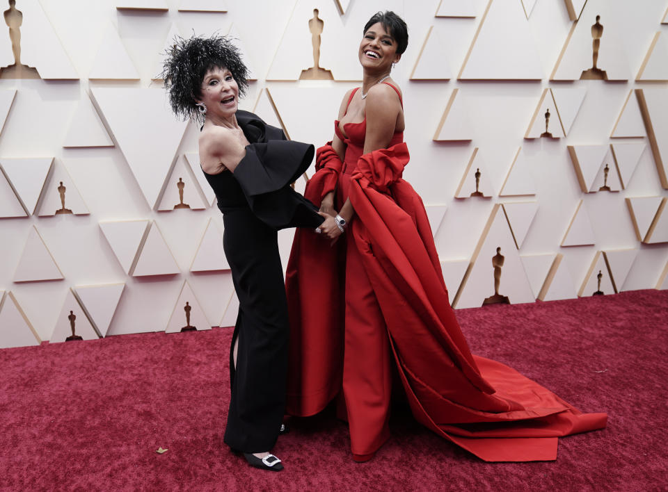 Rita Moreno, izquierda, y Ariana DeBose llegan a los Oscar el 27 de marzo de 2022 en el Teatro Dolby en Los Angeles. (Foto AP/Jae C. Hong)