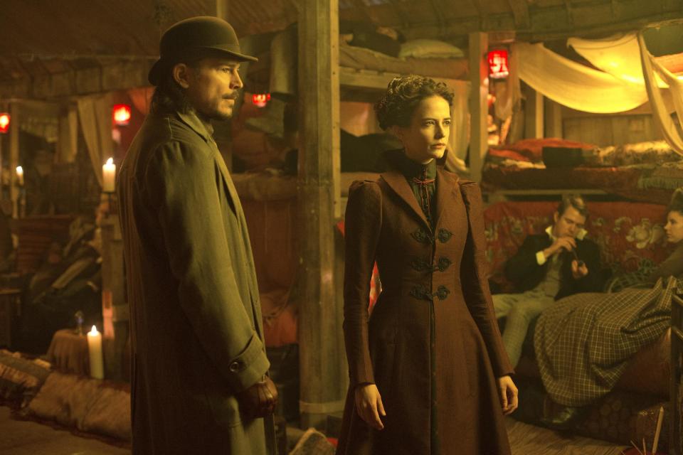 This photo released by Showtime shows Josh Hartnett, left, as Ethan Chandler and Eva Green as Vanessa Ives in season 1 of "Penny Dreadful." Hartnett plays a troubled American, a gun for hire, ensnared by Victorian London's dark side in the horror drama-cum-psychological study premiering Sunday (AP Photo/Showtime, Jonathan Hession)