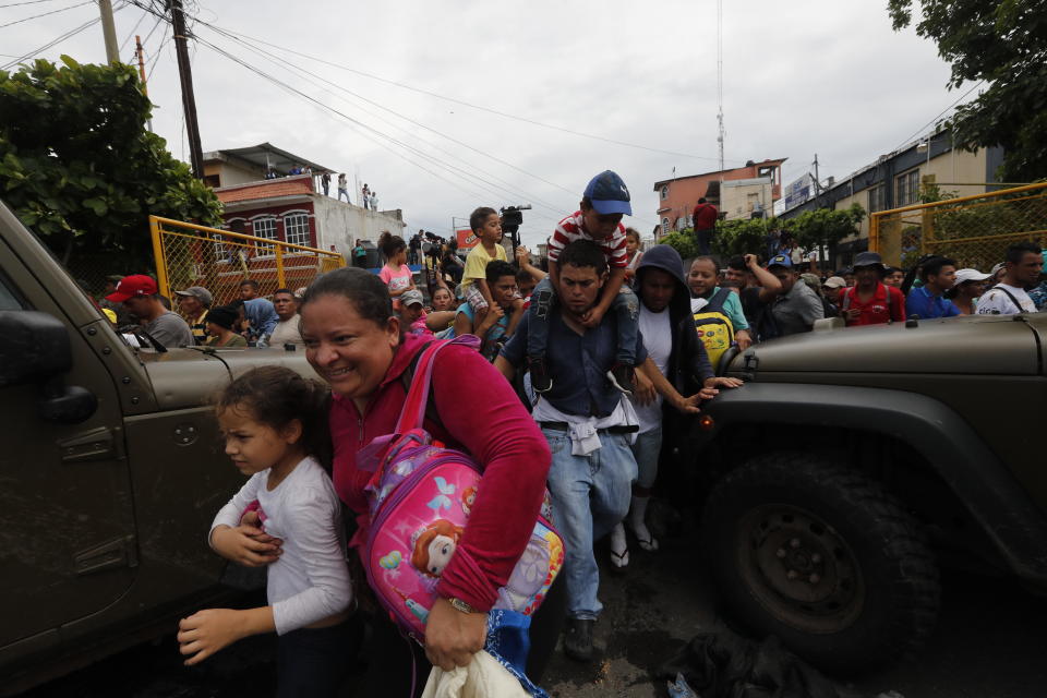 GU501. TECÚN UMÁN (GUATEMALA), 19/10/2018.- Migrantes hondureños llegan a la frontera con México hoy, viernes 19 de octubre de 2018, en Tecún Umán, San Marcos (Guatemala). La caravana, que se dirige hacia Estados Unidos, cruzó a la fuerza el primer cerco policial de unos cien antimotines para dirigirse a la reja que separa a Guatemala de México. EFE/Esteban Biba