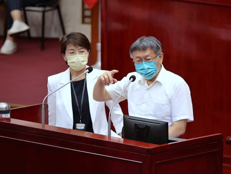 台北市副市長黃珊珊(左)日前宣布辭職並於今天舉行記者會宣布參選，台北市長柯文哲(右)也率市府團隊出席，他致詞表示，「我認為黃珊珊就是最好人選」。(中央社資料照)