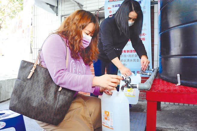 旺旺集團捐借7部「水神抗菌液」製造機，由花蓮縣政府裝設在縣內警察分局等處，免費提供民眾領取。（王志偉攝）