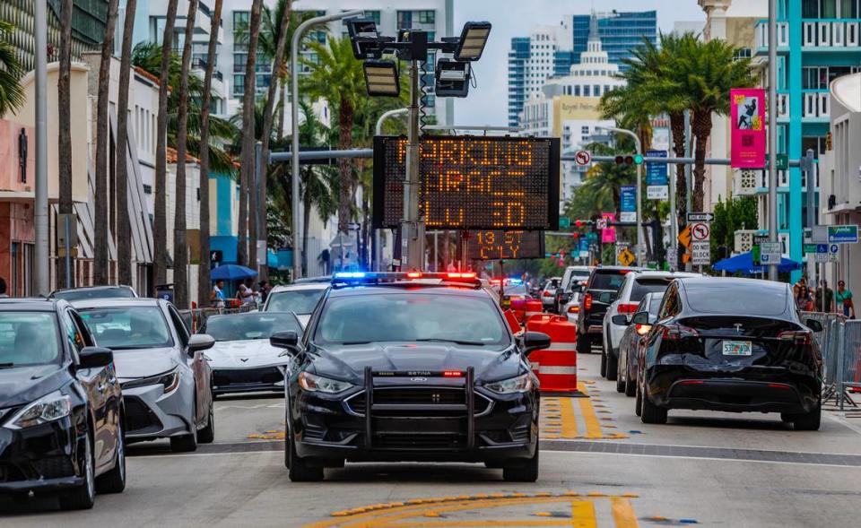 Un vehículo policial de las Escuelas Públicas de Miami Dade estacionado en Collins Avenue cerca de 7 Street, parte de la demostración de fuerza durante las vacaciones de primavera en Miami Beach.