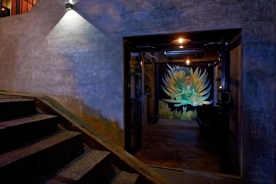 酒吧接待區的牆面上，手繪著墨西哥原住民傳說中，象徵龍舌蘭的女神瑪雅維爾。（COA提供）