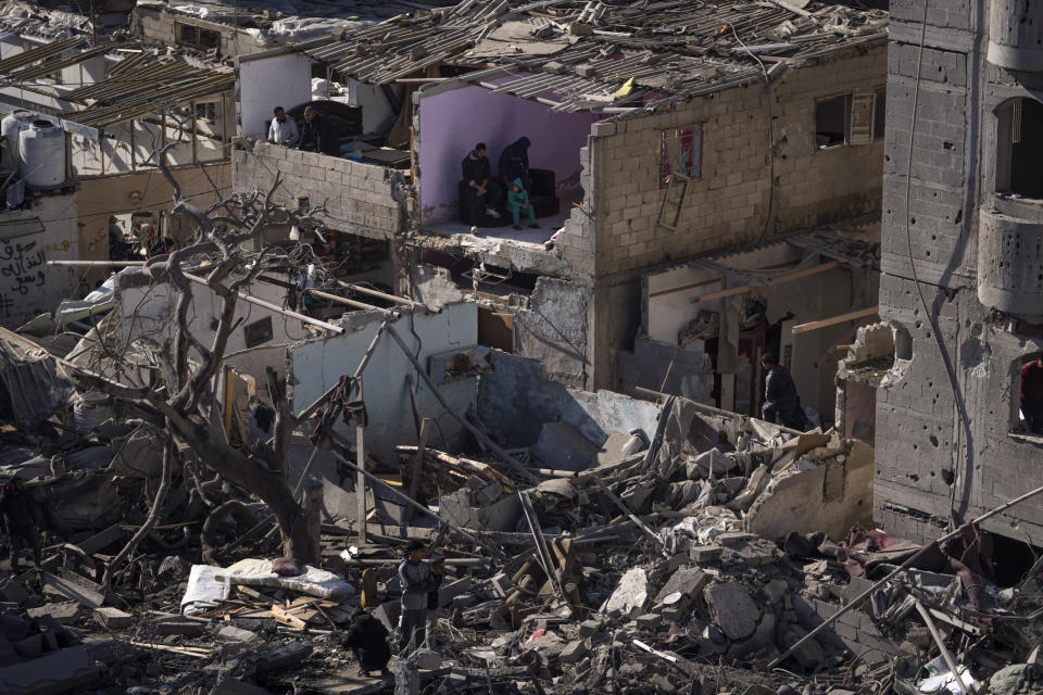 <strong>哈瑪斯官員指若以色列接受要求，加薩可能在「24至48小時內」實現停火。圖為加薩拉法遭摧毀的清真寺與住宅大樓。（圖／美聯社）</strong>