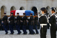 Soldados cargan el ataúd de Charles Aznavour en una ceremonia el viernes 5 de octubre de 2018 en París. Francia rindió homenaje al fallecido cantante Charles Aznavour en una ceremonia en el patio de Les Invalides en París. (Foto AP/Christophe Ena, Pool)