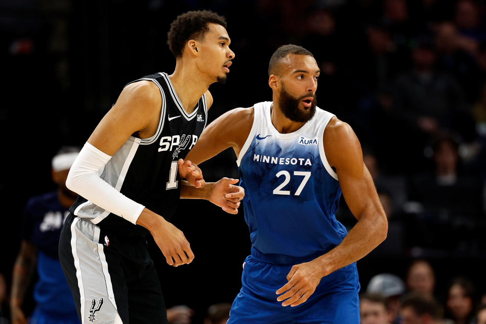 Rudy Gobert, derecha, y Victor Wembayama lideran los postes en un equipo totalmente defensivo de la NBA.  (David Berding/Getty Images)