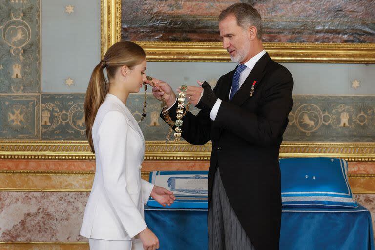 Leonor recibió de manos de su padre el collar de la Real y Distinguida Orden Española de Carlos III, de oro y compuesto por 41 piezas.