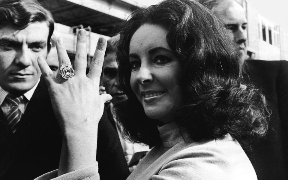 Elizabeth Taylor flashing the 33-carat Krupp diamond, a gift from Richard Burton - Newspapers/Hulton Archive/Getty Images