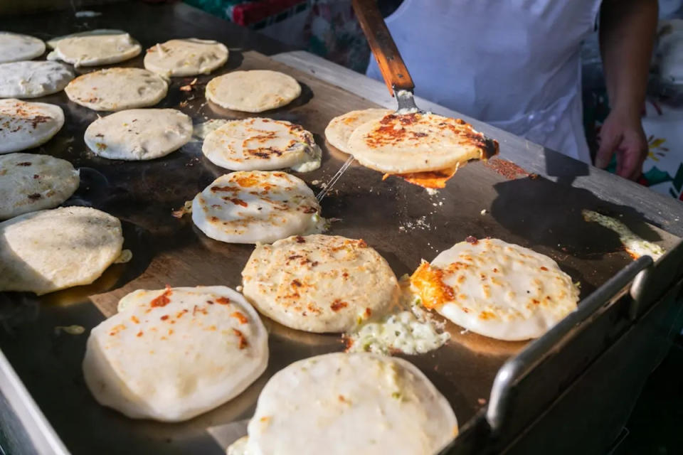 Pupusas en el comal, El Salvador