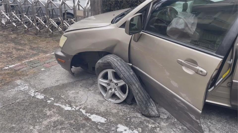 小貨車直撞休旅車後翻車　駕駛又偷機車「再度肇逃」