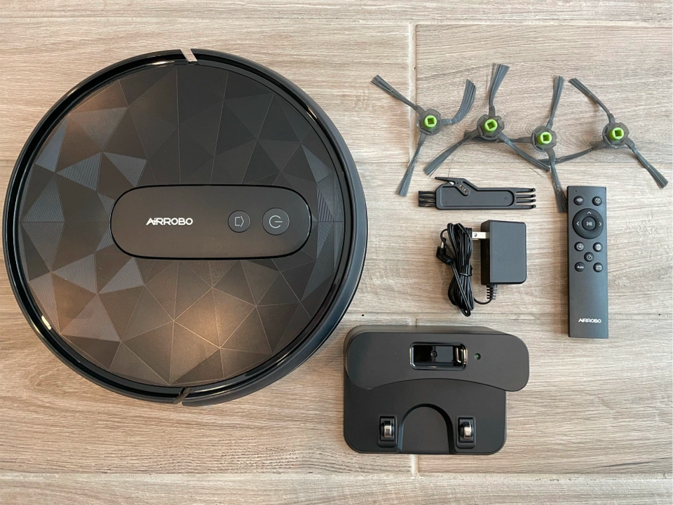 the airrobo p20 robot vacuum tested for SPY's review along with attachments