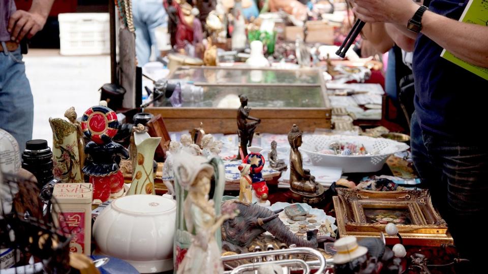 Der Trödelmarkt ist nach wie vor eine gute Möglichkeit, sich von alten Dingen zu trennen.