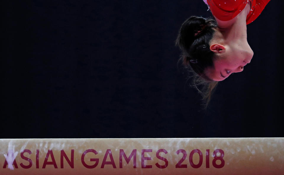 <p>Bei den Asian Games in Jakarta, Indonesien, schwebt die Japanerin Yumika Nakamura für kurze Zeit über dem Balken. (Bild: Reuters/Cathal McNaughton) </p>