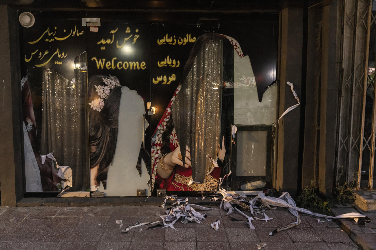 Un escaparate de un salón de belleza pintarrajeado en Kabul, Afganistán, el 22 de agosto de 2021. (Victor J. Blue/The New York Times)